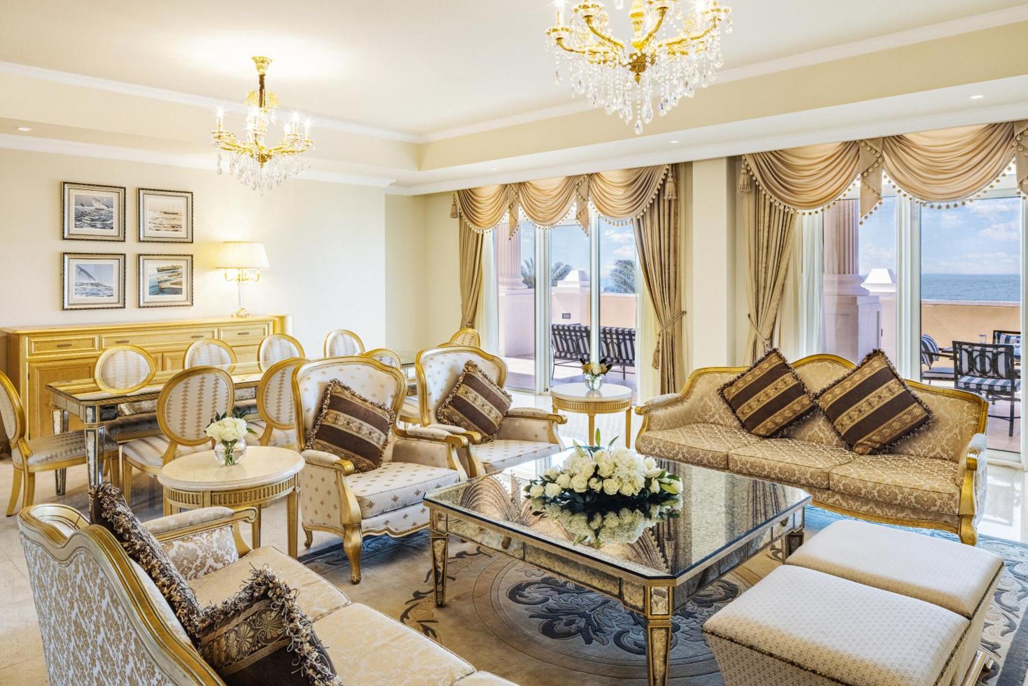 Kempinski Hotel & Residences Palm Jumeirah Dubái Exterior foto A living room in a suite at the Jumeirah Atlantis
