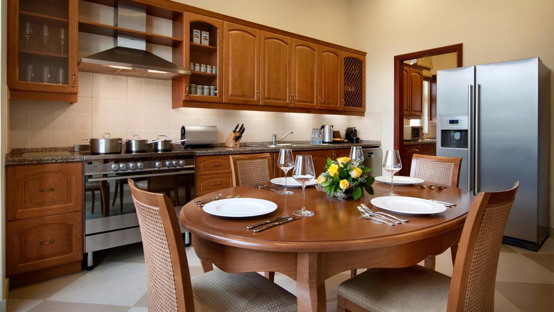 Kempinski Hotel & Residences Palm Jumeirah Dubái Exterior foto A kitchen and dining room