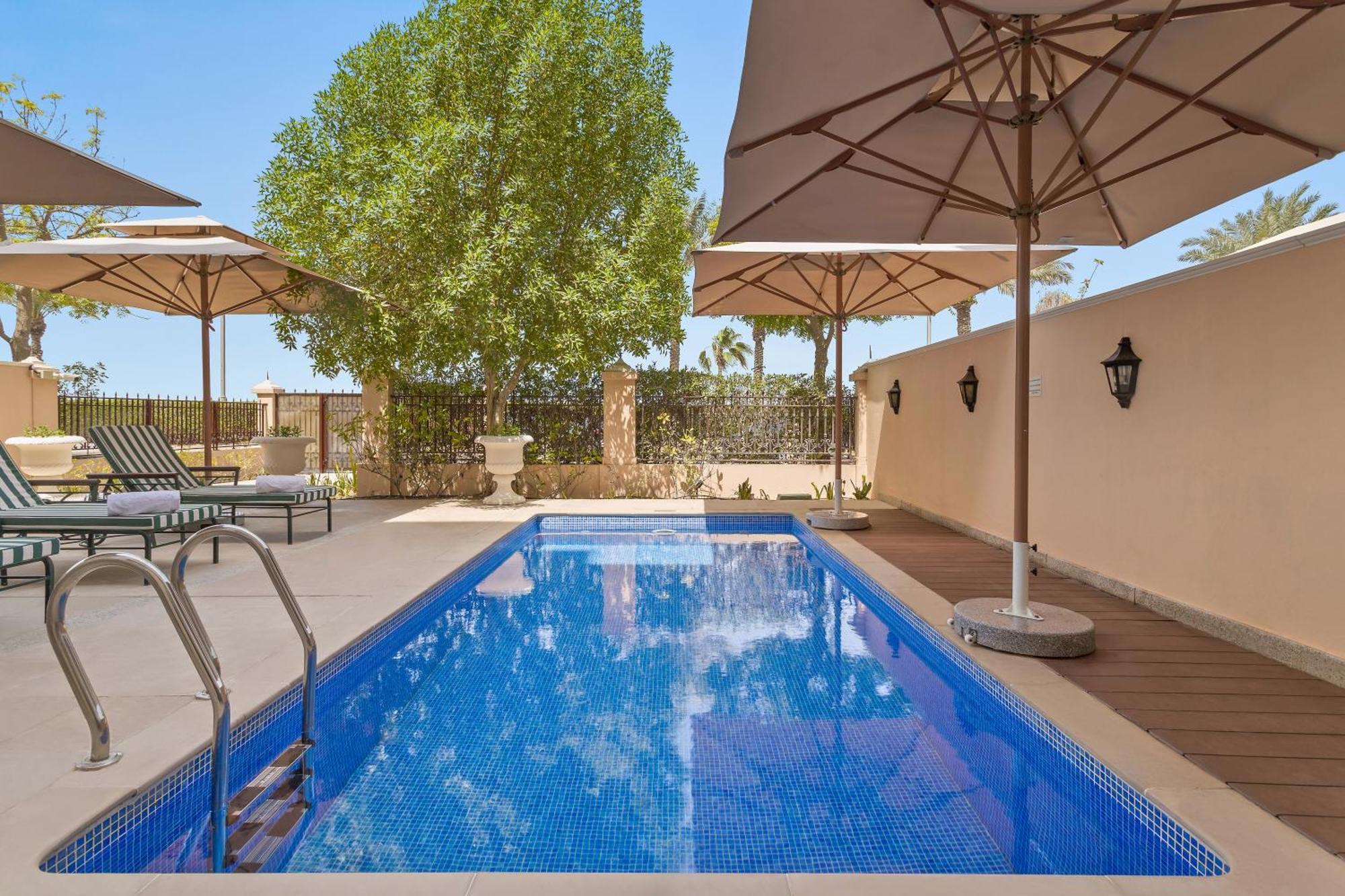 Kempinski Hotel & Residences Palm Jumeirah Dubái Exterior foto Private pool at the hotel
