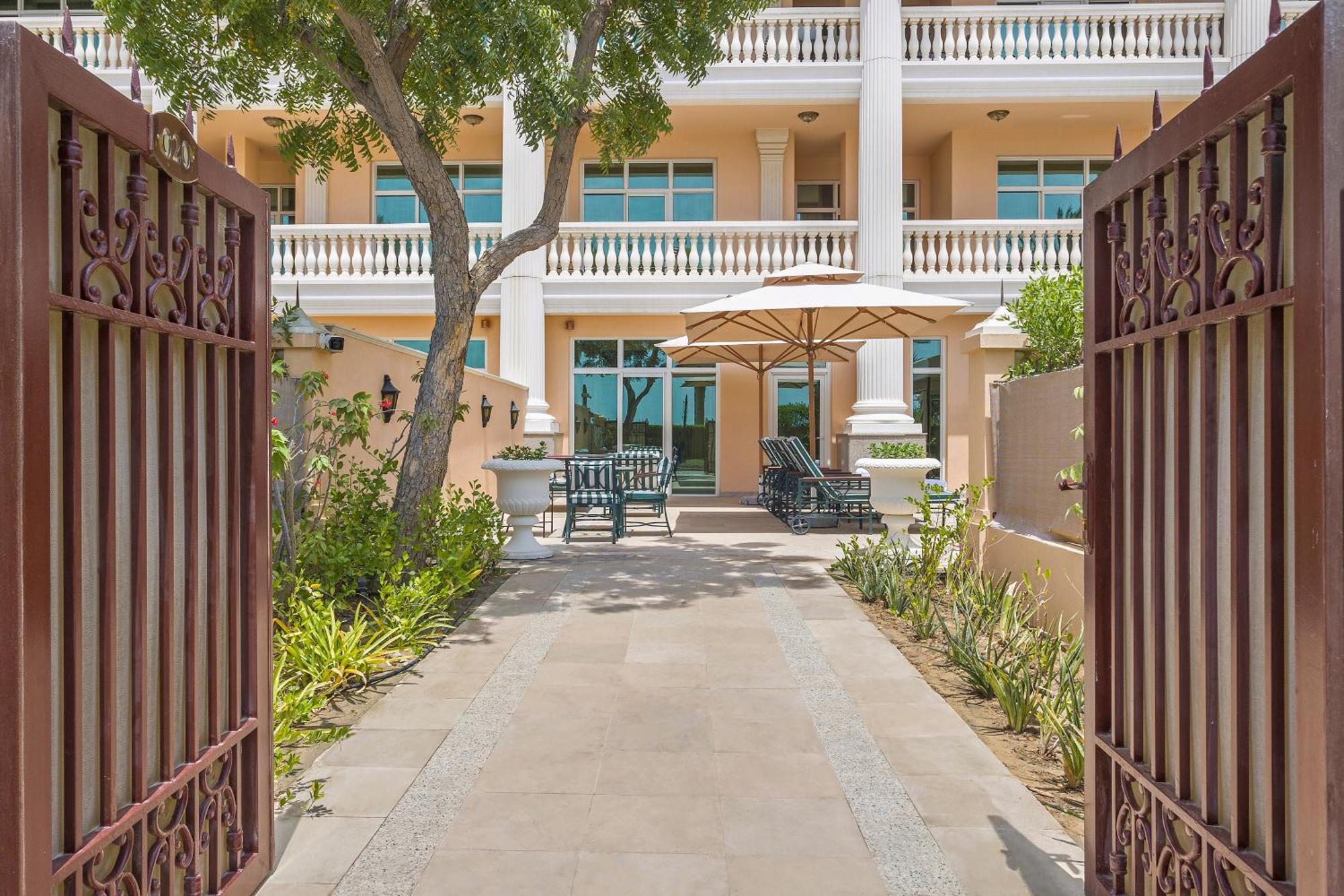 Kempinski Hotel & Residences Palm Jumeirah Dubái Exterior foto The entrance to the San Diego Center for Integrative Medicine